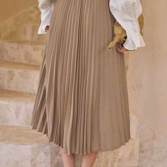 High Waist Solid Pleated Skirt - Picture 3 of 10